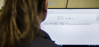 En kvinna sitter framför en dator.