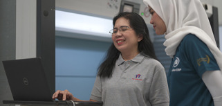 Tim PT Inti Presisi Toolsindo mengoperasikan sistem WMS Kardex terintegrasi dengan Monitor ERP