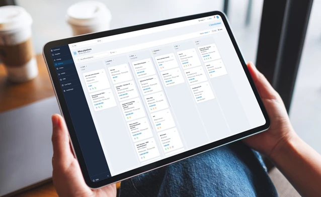 En person håller i en surfplatta som visar Monitor CRM-dashboarden med en samlad överblick över inkomna ärenden.