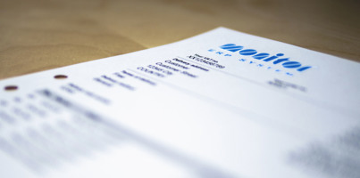 Faktura som ligger på ett bord.