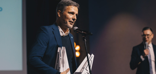 Maciej Swienton, CEO Monitor Poland, tar emot pris på Production Awards i Polen.