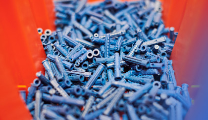 Gotowe plastikowe kołki wychodzące z produkcji tworzyw sztucznych.