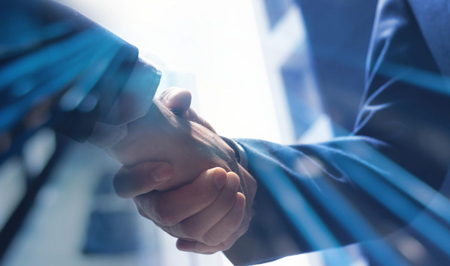 To forretningspersoner håndhilser i et moderne kontormiljø, med lysrefleksjoner og dynamiske linjer som symboliserer samarbeid og suksess.