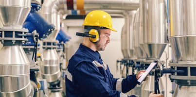 Person utför service på en maskin.