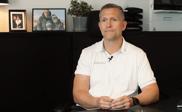 Mikael Vetterskog, VD på Fårbo Manufacturing sitter vid ett skrivbord.