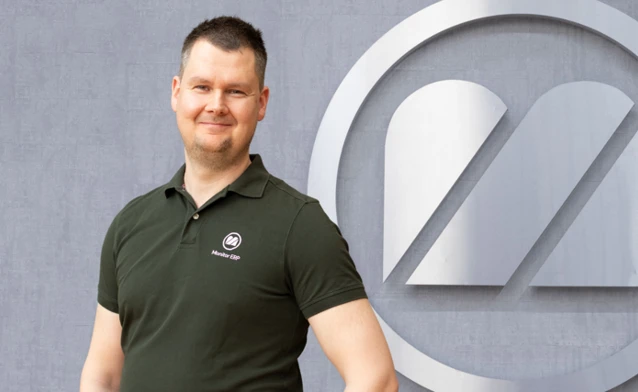 Konsultti Monitor taustan edessä