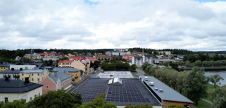 Solceller på ett tak.