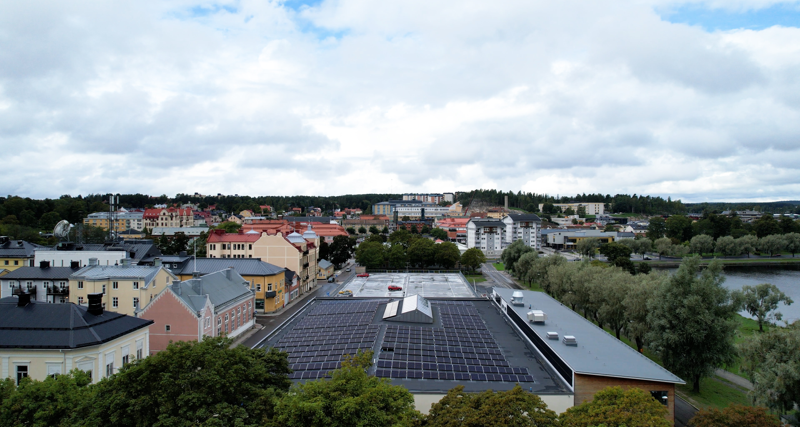 Solceller på ett tak.