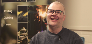 En man som skrattar.