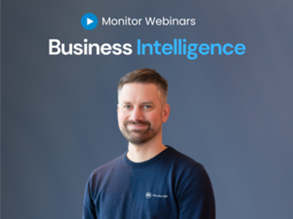 David Holmberg, specialist inom Business Intelligence, står framför en grå bakgrund med texten "Monitor Webinars" Business Intelligence. 