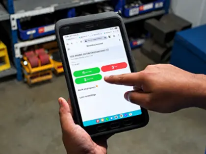Operator PT Bumi Cahaya Unggul mengakses Monitor ERP di rugged tablet untuk memulai dan melaporkan tugas produksi seperti inspeksi CMM secara real-time