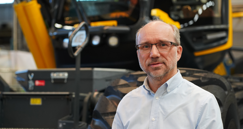 Magnus Andersson, verksamhetsutvecklare på Eco Log står framför en maskin.