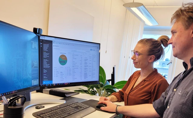 En person instruerar en annan person i Monitor ERP.