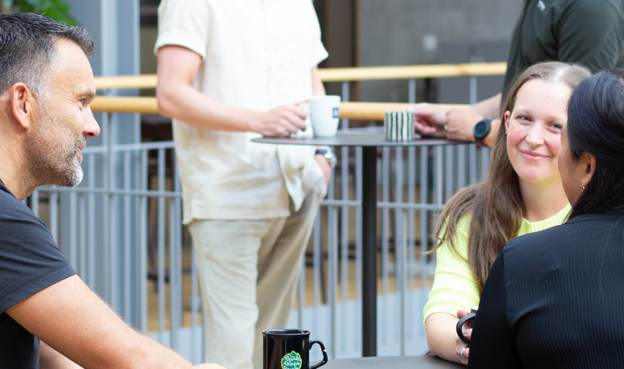 Anställda på Monitor sitter och fikar tillsammans.