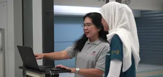 Tim PT Inti Presisi Toolsindo mengoperasikan sistem WMS Kardex terintegrasi dengan Monitor ERP