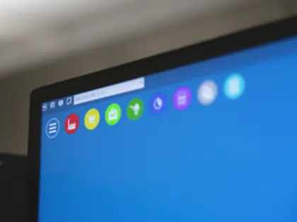 Ekran komputera z wyświetlonymi modułami systemu Monitor ERP.