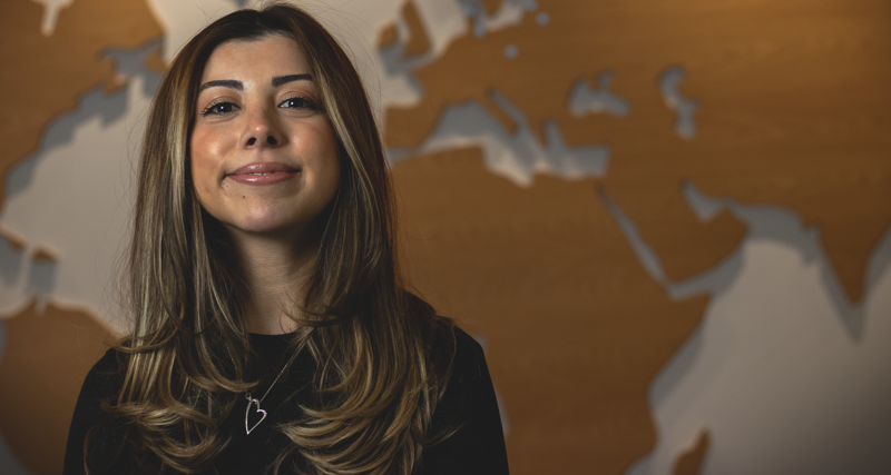 Hazal Kiliç tittar in i kameran. 