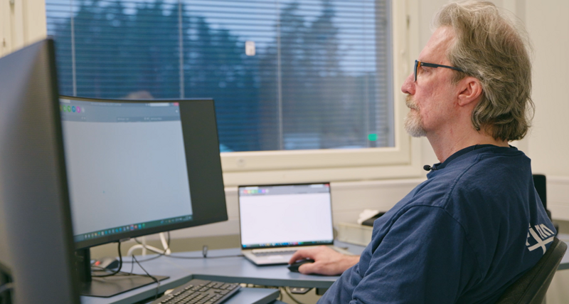 Mies istuu Monitorin äärellä