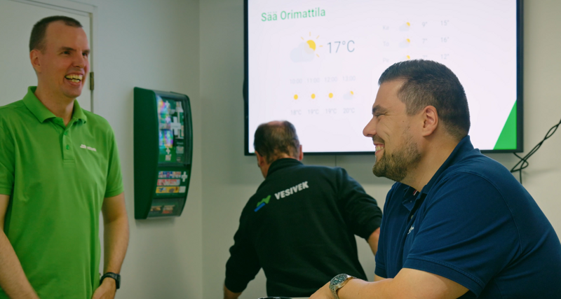 Konsultti ja asiakas nauraa