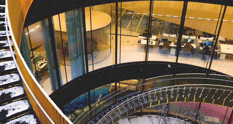 En utsikt över en spiraltrappa i en byggnad.