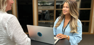 Mia Eriksson, ERP-konsult inom Ekonomi på Monitor, står och pratar med en kollega.