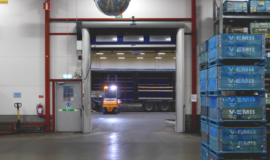Lagerlokal, i bakgrunden är en truck