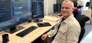 Fredrik Tåneland is sitting in front of a computer