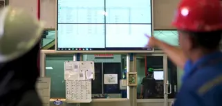 Teamet på PT Bumi Cahaya Unggul övervakar data om medarbetarnas närvaro och arbetsaktiviteter på skärmen med hjälp av Monitor ERP.
