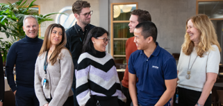 En grupp människor som står bredvid varandra.