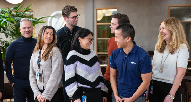 En grupp människor som står bredvid varandra.