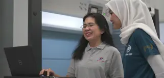 Tim PT Inti Presisi Toolsindo mengoperasikan sistem WMS Kardex terintegrasi dengan Monitor ERP