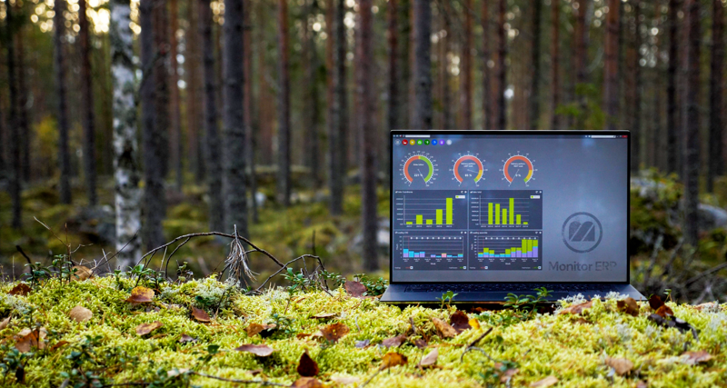 Illustration av Monitor ERP:s instrumentpaneler på en skärm placerad i naturen, som symboliserar hållbarhet.