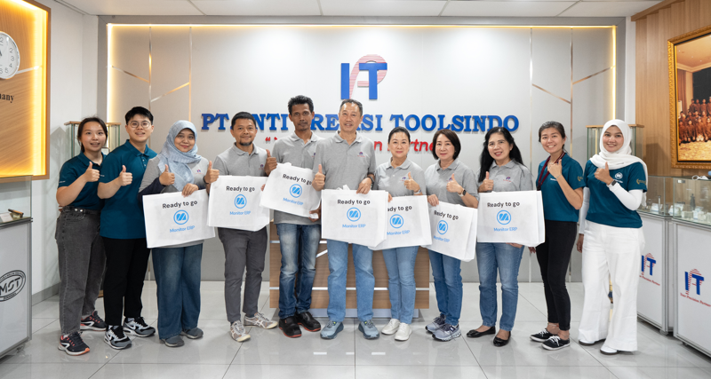 Tim PT Inti Presisi Toolsindo dan Monitor ERP di kantor PT Inti Presisi Toolsindo