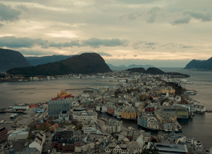 Oversiktsbilde av Ålesund, Norge, med fjorder, øyer og sentrum i kveldssol.