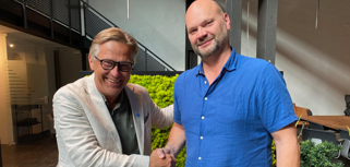 Jonas Persson and Bjørnar Ødegård shaking hands. 